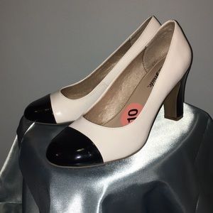 Life Stride round toe shoe